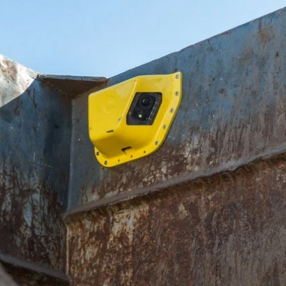 smart sensor visibile in open dumpster - zoomed in